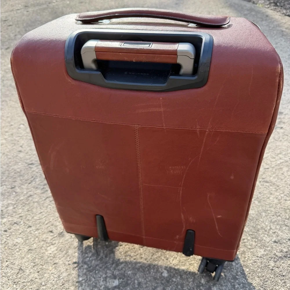 Piquadro gently used